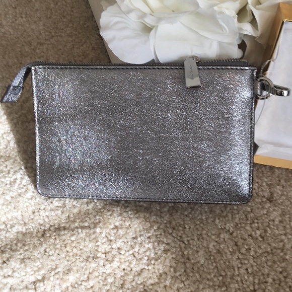 Authentic Michael Kors wristlet - Picture 2 of 4